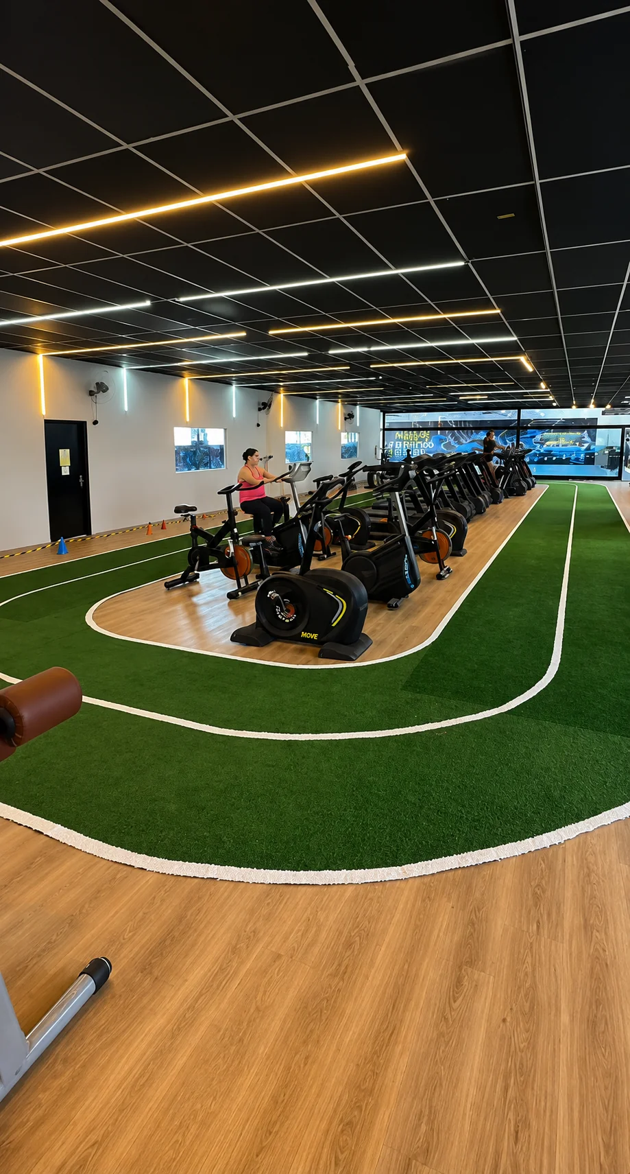 Pista de corrida interna no salão de cardio